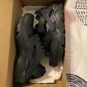 NIKE HUARACHES BLK/APH